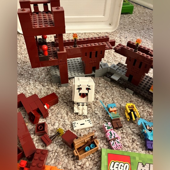 Lego Minecraft set 21122 “The Nether Fortress” - Picture 3 of 4